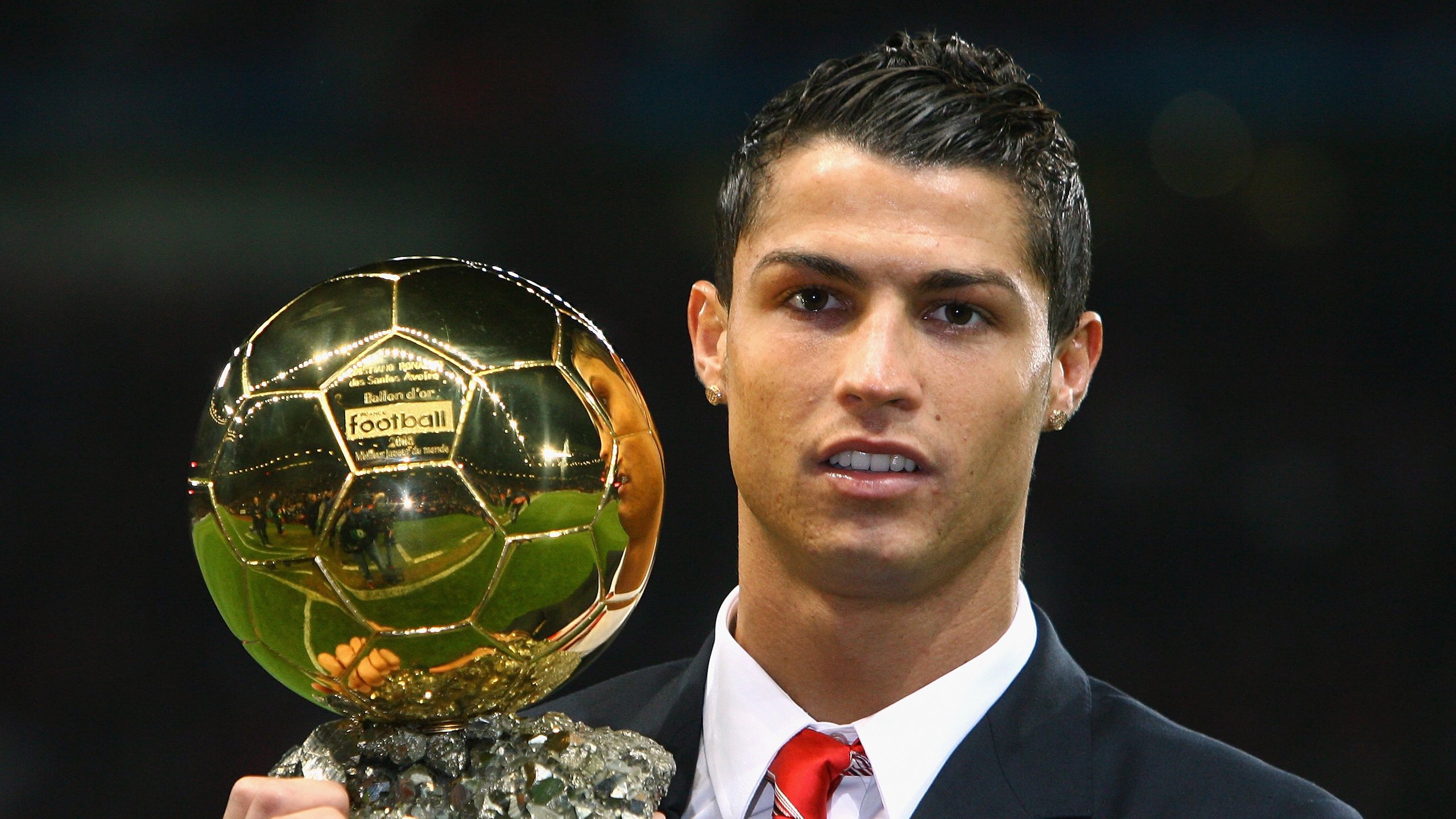 赛场内外:五大联赛名将的成长故事,五大联赛获得冠军最多的球员